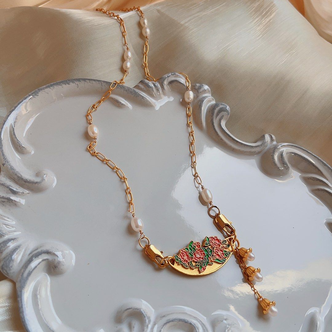 #PN587 [Sale]Genuine Freshwater Pearl Bell & Alluvial Gold Double-sided Peony Plate Necklace