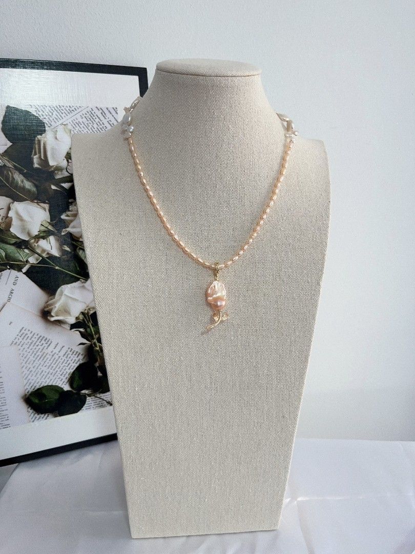 #PN1111 Freshwater Pearl Necklace| Golden Rose 🌹 Design| 22mm Lustrous Fishtail Baroque Pearl| 44cm Long|10mm White Coin Pearl| 6mm Stones Pearl| Double Clasps to Connect Easily| Delicacy Gift 💐