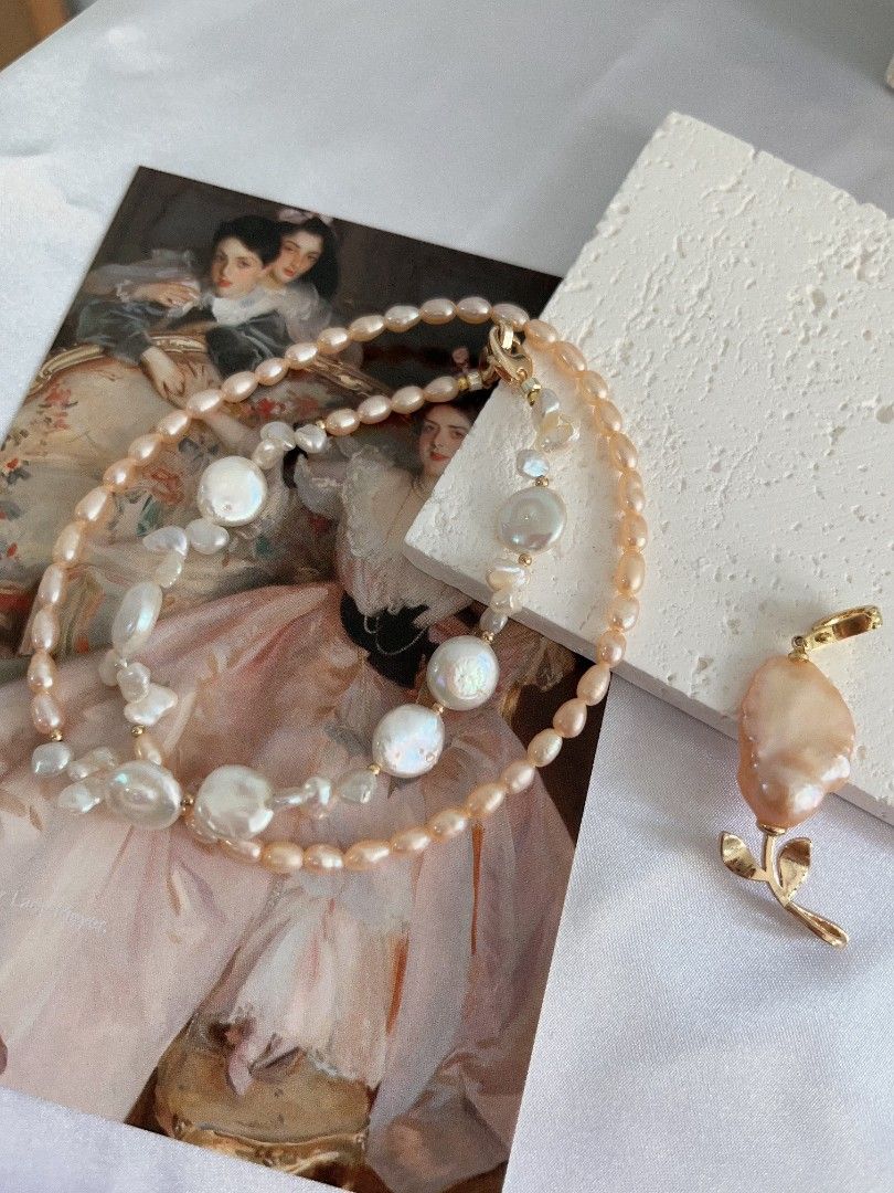 #PN1111 Freshwater Pearl Necklace| Golden Rose 🌹 Design| 22mm Lustrous Fishtail Baroque Pearl| 44cm Long|10mm White Coin Pearl| 6mm Stones Pearl| Double Clasps to Connect Easily| Delicacy Gift 💐