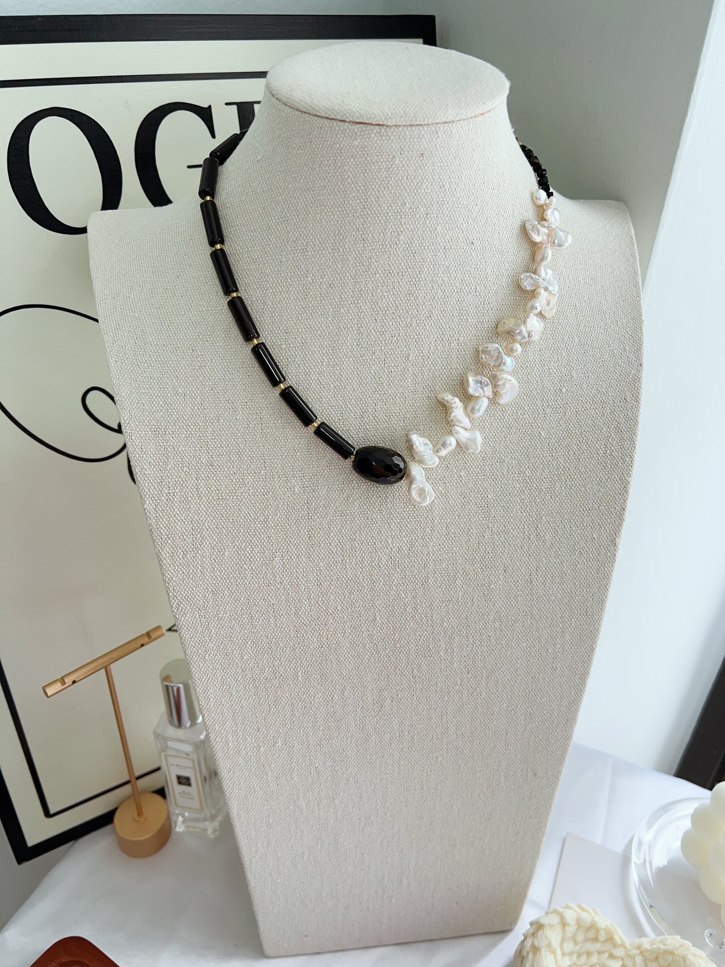 #PN1260 Freshwater pearl necklace 44cm white & black flower petal pearl onyx faceted barrel
