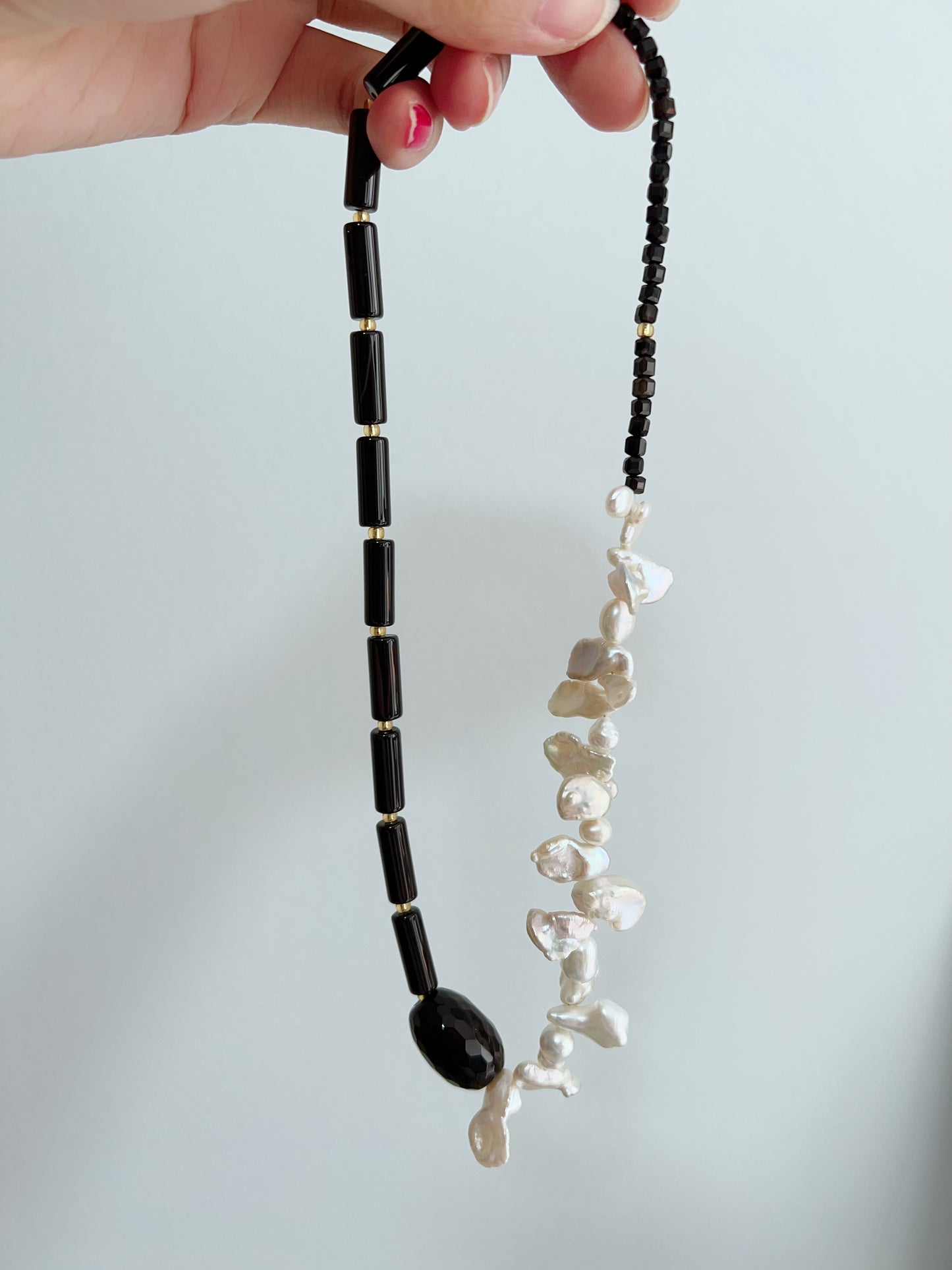 #PN1260 Freshwater pearl necklace 44cm white & black flower petal pearl onyx faceted barrel